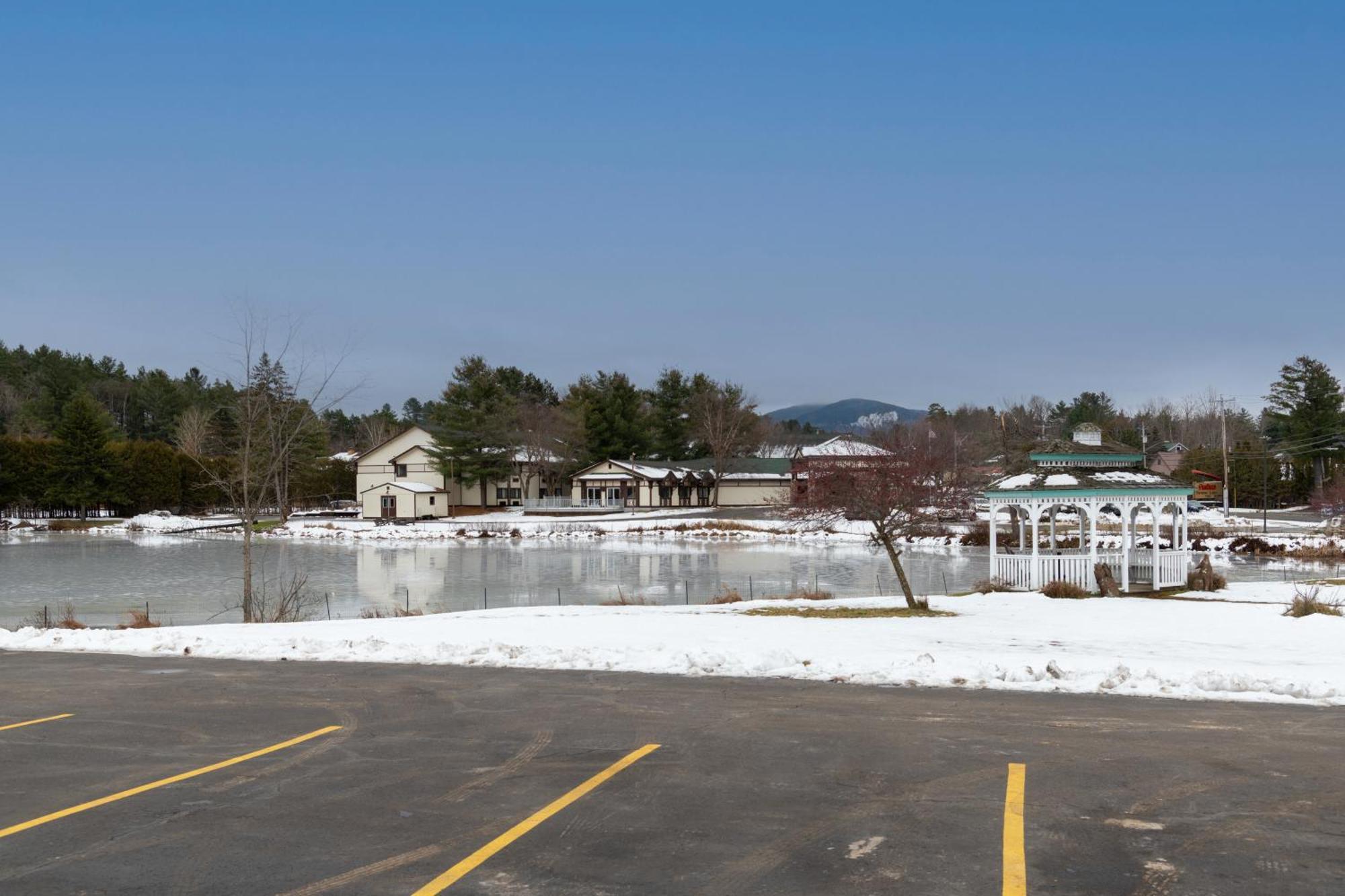 Sara Placid Inn & Suites Saranac Lake Exterior photo